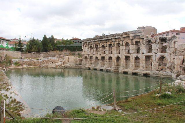 <p>Yozgat Valisi Kemal Yurtnaç’ın başlattığı çalışmalar meyvesini verdi ve bir eşi İngiltere’de bulunan 2 bin yıllık Basilica Therma Roma Hamamı, UNESCO’nun Dünya Mirası Geçici Listesi’ne girdi.</p>

<p> </p>
