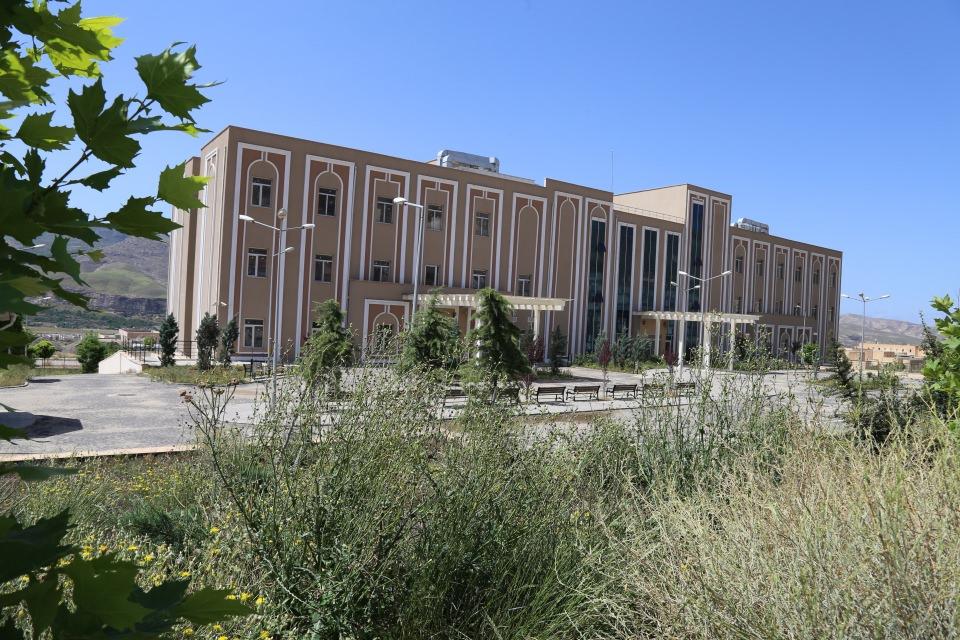 <p>İnsanca, modern bir yaşantının bizi beklediği güzel evlere taşınacağımız günü bekliyoruz." ifadelerini kullandı. Akdeniz, ilçenin taşınacak kültür varlıklarıyla dünyada örnek bir şehir olacağını vurguladı.</p>
