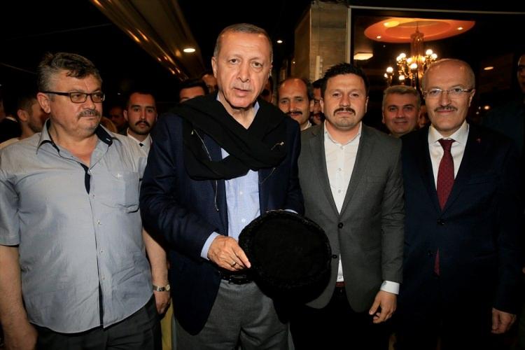 <p>Daha sonra pastaneden ayrılan Erdoğan, dışarıda kendisini bekleyen  vatandaşlara otobüsten seslendi. Gösterdikleri ilgiden dolayı tüm vatandaşlara  teşekkür eden Cumhurbaşkanı Erdoğan, şöyle konuştu</p>
