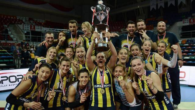 <p>TÜM ŞAMPİYONLUKLAR ONUN DÖNEMİNDE</p>

<p>Fenerbahçe'nin erkek ve kadın voleybol takımları tarihlerindeki tüm şampiyonlukları Aziz Yıldırım döneminde yaşadı. Yıldırım zamanında ligde kadın voleybol takımı 5, erkek takımı ise 4 kez mutlu sona ulaştı.</p>
