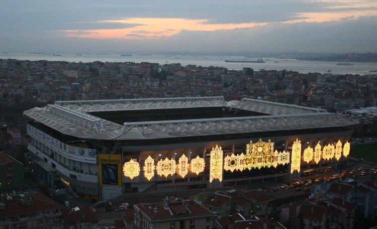 <p>TÜRK SPORUNDA TESİSLEŞMEYİ BAŞLATTI</p>

<p>Aziz Yıldırım, göreve gelmesinin ilk yıllarında atıl halde bulunan Şükrü Saraçoğlu Stadı'nı yenileme çalışmaları başlattı. Kulüp tesislerini de Dereağzı'ndan Samandıra'ya taşıdı. Düzce'ye Topuk Yaylası Tesisleri'ni açtı.</p>
