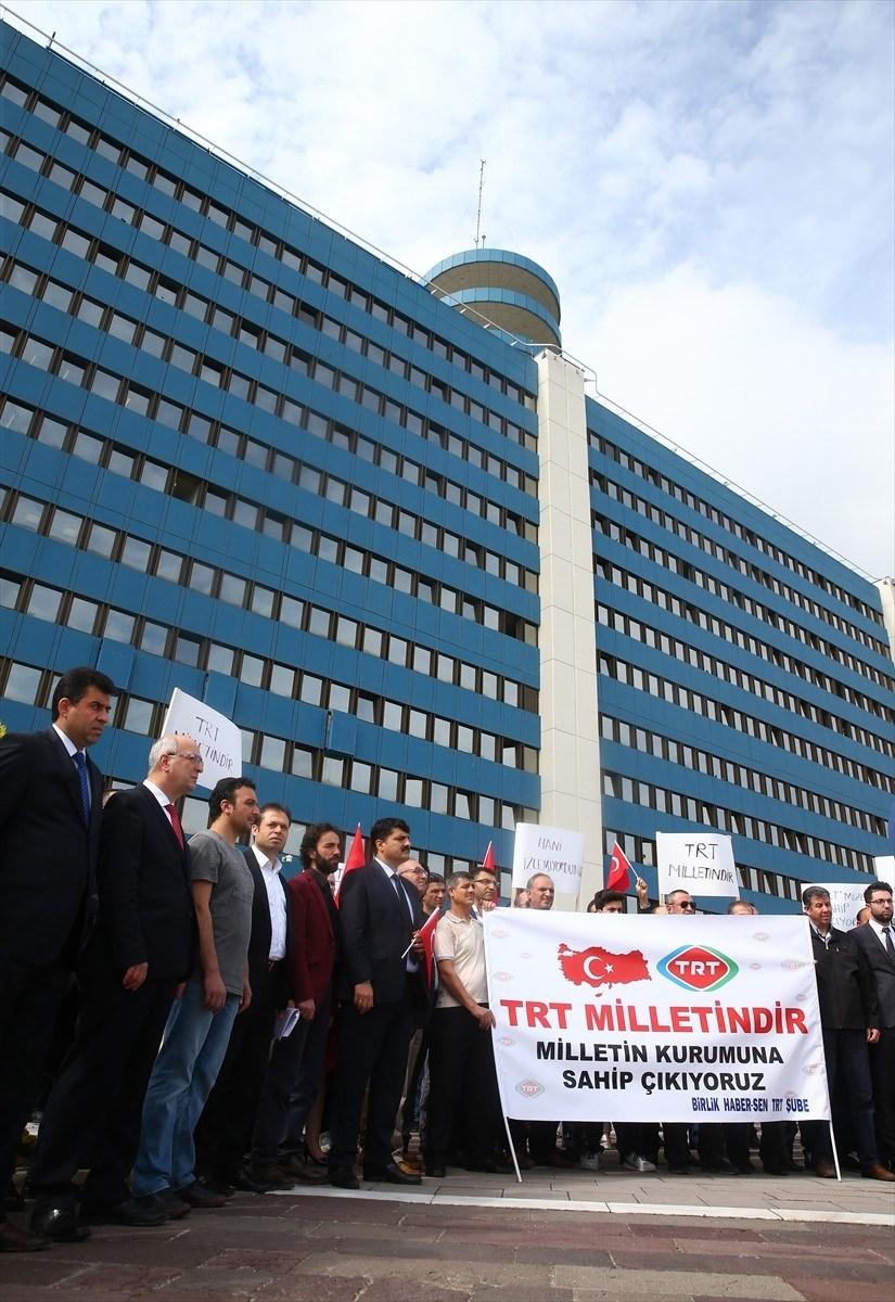 <p>TRT çalışanları, CHP'nin cumhurbaşkanı adayı Muharrem İnce'nin iddialarının ardından, kurumda görevli meslektaşlarına yönelik yapılan saldırıları protesto etti. </p>
<p> </p>