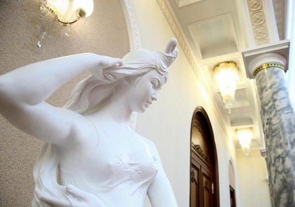 <p>Evin içindeki süslü bir Kore kızı heykeli, bereketi temsil ediyor.</p>