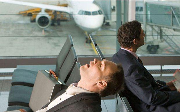 <p><strong>JET LAG</strong></p>

<p>Sürekli uçak yolculuğu yapan kişinin gece gündüz kavramını karıştırması durumuna jet lag denir. Özellikle ülkeler arası sürekli seyahat eden kişi gittiği ülkenin uyku saatine göre değil, geldiği ülkenin uyku saatine göre uyumaya çalışır. Fakat bu durumu yaşayan kişi uyku sırasında sık sık uyanır.</p>
