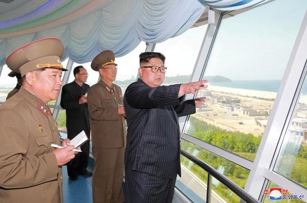 <p>2017 yılında 20'den fazla füze test ederek dünyayı titreten Kim Jong-un, yılbaşından bu yana Kore Yarımadası'nda bahar havası estiriyor.</p>

