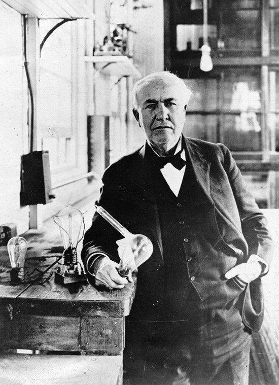 <p><strong>Edison'un hangi icadını her gün kullanırız?</strong></p>

<p>Alo kelimesi.Alo kelimesinin ilk yazılı kullanımı, Edison'un "3 ila 6 metre uzaktan duyulabileceği için" telefon görüşmesine "alo"yla başlamak gerektiği önerisini belirttiği 1887 tarihli bir mektubudur.</p>
