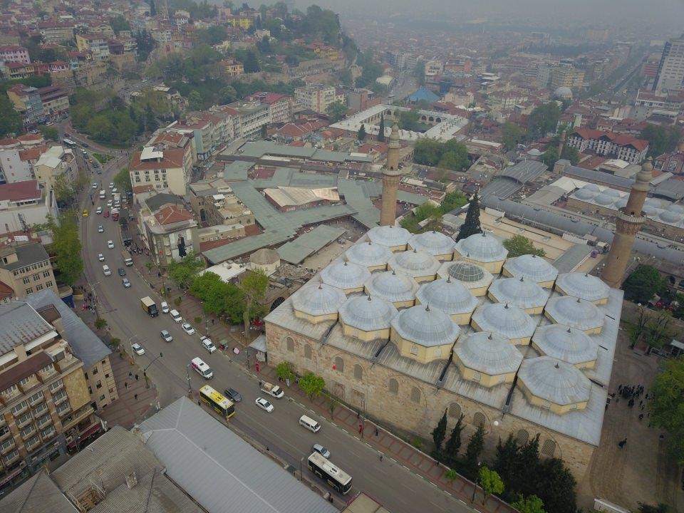 <p>Caminin içini adeta hat müzesine çeviren ayaklardaki ve duvarlardaki yazılar Abdülfettah Efendi, Kazasker Mustafa İzzet Efendi, Sami Efendi, Mehmed Şefik Bey gibi meşhur hattatlara ait. Camide II. Mahmud'a ait bir levha da yer alıyor. Yıldırım Bayezid Vakfının mütevellisi Mustafa Efendi'nin yaptırdığı sade ve zarif müezzin mahfiline çıkan merdivenin altındaki alınlıkta şair Rahimi'ye ait ta'lik yazılı kıta, 1549 tarihli olarak camideki en eski yazı olarak biliniyor.</p>
