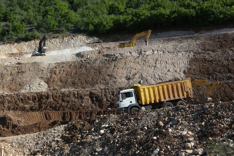 <p>Dönemin Ulaştırma, Denizcilik ve Haberleşme Bakanı Binali Yıldırım, seçim sürecinde koltuğunu bıraktığı Bakanlık Müsteşarı Mehmet Habib Soluk'tan görevini, Kırkdilim yolunun trafiğe açılması için düzenlenen törende devralmıştı.</p>
