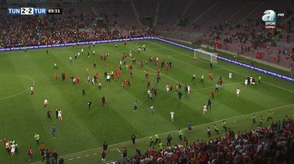 <p>Tunus ile Türkiye maçının sonunda taraftarlar sahaya girdi</p>

