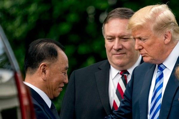 <p>Mektubu alan Trump, 12 Haziran'da beklenen zirvenin yapılacağını ilan etti. ABD Başkanı Trump ve Dışişleri Bakanı Mike Pompeo, önemli konuklarını aracına kadar eşlik ederek uğurladı.</p>