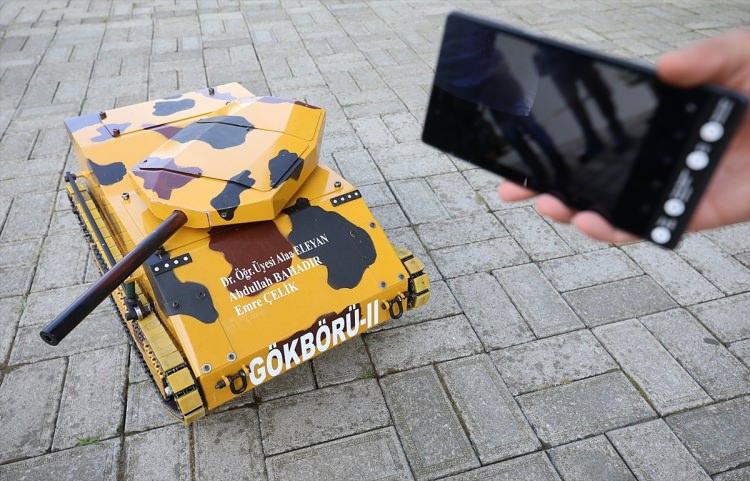 <div>Tankın tablet bilgisayar üzerinden kontrol edilebildiğini ifade eden Eleyan, "Tankın en önemli özelliği barut kullanmadan çalışabilmesi. Görüntü işleme ve aktarımı sayesinde de anlık olarak obje takibi yapabiliyor. İnşallah bundan sonraki süreçte öğrencilerimizle birlikte çok daha fazla özellikler ekleyerek daha da geliştirilmesini sağlayacağız. TÜBİTAK'ın desteklediği projemizin yüzde 70'i tamamlandı. Tankı daha da geliştirebilmek için yazılımlarla ilgili çalışmalarımızı sürdürüyoruz." dedi.</div>
<div> </div>