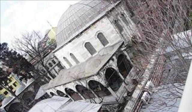<p>Fatih Külliyesi İstanbul’a Türk döneminin karakteristik görünümünü kazandıran büyük külliyeler dizisinin ilk halkasıdır.</p>
