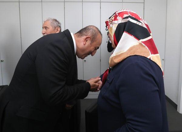 <p>Dışişleri Bakanı Çavuşoğlu, Mevlüde Genç'in elini öptü.</p>