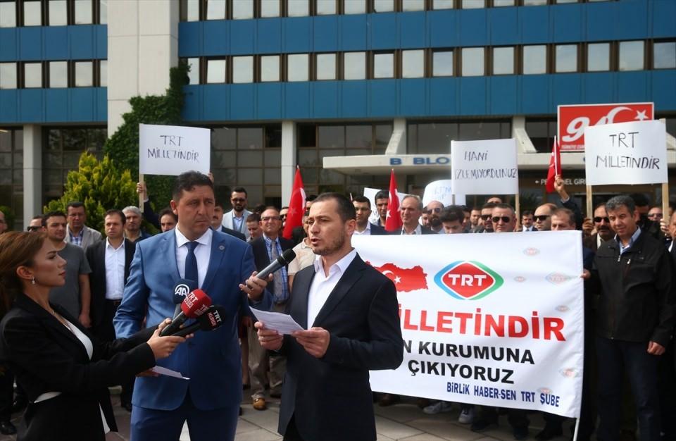 <p>TRT Genel Müdürlüğü önünde toplanan ve "TRT milletindir. Bizler TRT çalışanları olarak milletin kurumuna sahip çıkmaya devam edeceğiz" yazılı pankart açan kurum çalışanları, "TRT'ye şiddet basına ihanet" ve "Şiddete karşıyız tarafsız yayınız" sloganları attı.</p>
