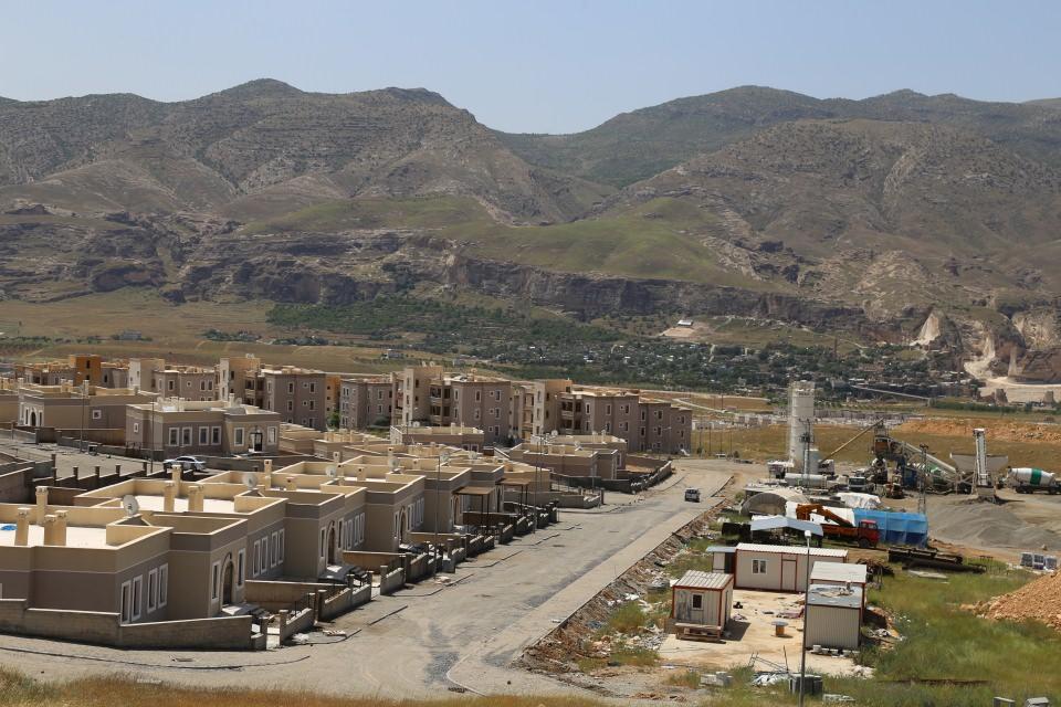 <p>Yeni yapılan evlerin en güzel yanı parkların olması. Evlerin etrafı parklarla donatılmış. Yeni yapılan dükkanlar teslim edildi ama henüz taşınan yok. İnşallah çalışmalar biterse Türkiye'deki en müthiş ilçe olacak." diye konuştu.</p>