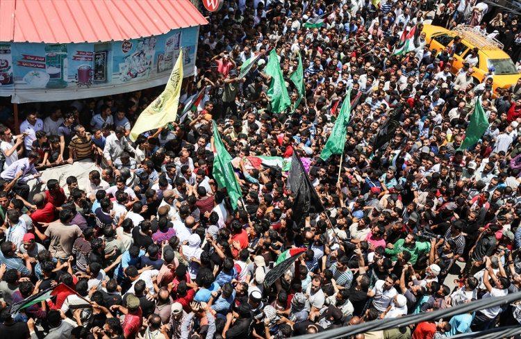<p>İsrail askerlerinin Gazze sınırında "Büyük Dönüş Yürüyüşü" adı altında düzenlenen barışçıl gösterilere müdahalesi sonucu şehit olan gönüllü kadın doktor Razan Eşref en-Neccar (21) için Han Yunus kentinin doğusundaki Huzaa beldesinde binlerce kişinin katılımıyla cenaze töreni düzenlendi.</p>
