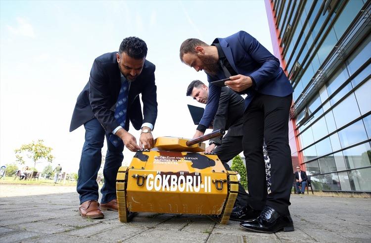 <div>Ders projesi olarak başlattıkları tankta kısa zamanda önemli gelişme aşama kaydettiklerini anlatan öğrencilerden Emre Çelik, amaçlarının Türkiye'nin yeni nesil mühendisleri olarak bilim ve teknolojide daha da ileri seviyeye ulaşmasına katkıda bulunmak olduğunu vurguladı.</div>

<div> </div>
