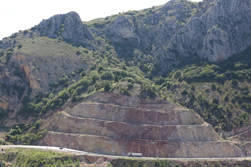 <p>Proje çalışmalarının 3 yıl sürdüğü, 205 metre yüksekliğindeki yamaçlara iş makinelerinin 3 ayda çıkabildiği yol, zorlu çalışmanın ardından genişletilerek, trafiğe açılmıştı.</p>
