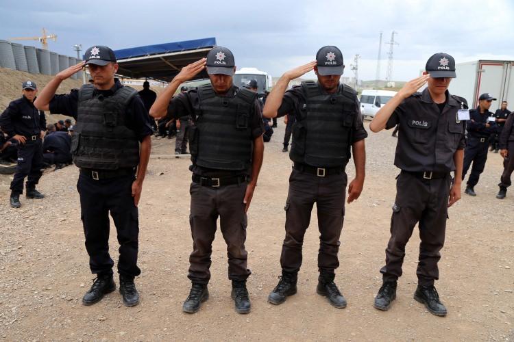 <p>Türk Silahlı Kuvvetleri (TSK) ve Özgür Suriye Ordusu'nun (ÖSO) Zeytin Dalı Harekatı ile terör örgütlerinden temizlediği Afrin'de görev alacak 800 Suriyeli polis, Türkiye'de eğitim görüyor.</p>