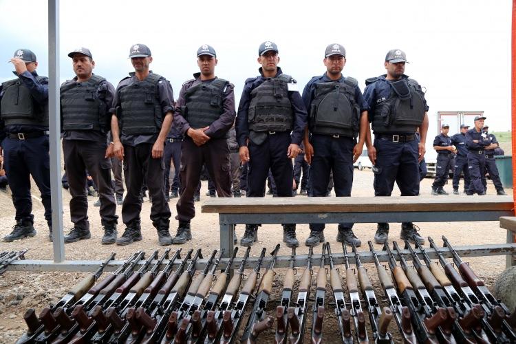 <p>Uzman polisler tarafından ders verilen 800 Suriyeli polis, toplumsal olaylara müdahale, polis mevzuatı, genel disiplin, meskun mahal ve operasyon eğitimi ile el yapımı patlayıcı imhası ve olay yeri inceleme konularında uygulamalı eğitime tabi tutuluyor.</p>

