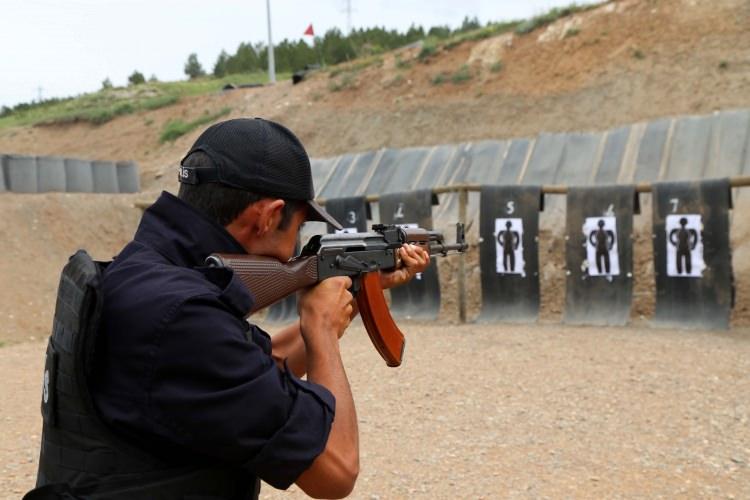 <p>Asayiş, terörle mücadele ve trafik gibi alanlarda bilgilendirilen polisler, 18 Mayıs'ta başladıkları 21 günlük eğitimlerini 8 Haziran'da tamamlayıp, TSK ve ÖSO'nun teröristlerden arındırdığı Suriye'nin kuzeybatısındaki Afrin bölgesinde güvenliği sağlayacak.</p>