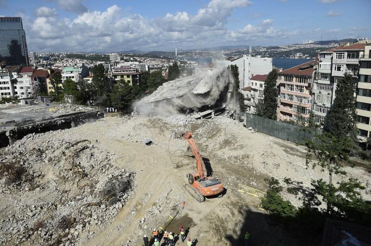 <p>Yeni Atatürk Kültür Merkezi binasında, 2 bin 500 kişilik bir opera salonu, 800 kişilik tiyatro salonu, bin kişilik konferans salonu, 285 kişilik sinema salonu, 250 kişilik oda tiyatrosu, bir sergi salonu, bir kütüphane, 885 araçlık otopark bulunacak. </p>
