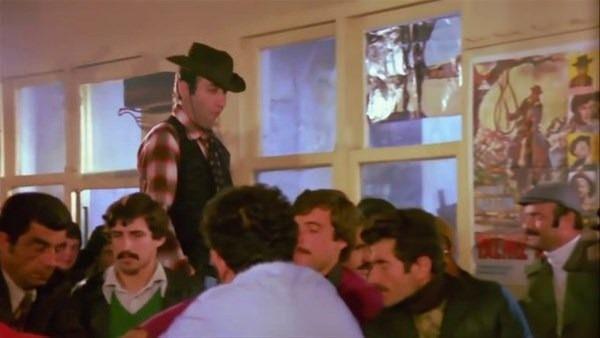 <p>1979 yapımı 'Umudumuz Şaban' filminde kahvehanede çalışan Ringo Şaban müşteriye ayran gönderirken patronun yüzüne ayran fırlatır. </p>

<p> </p>
