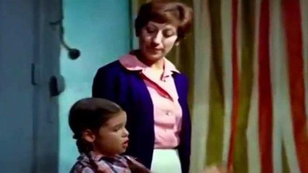 <p>1976 yapımı "Gülşah Küçük Anne" filminde Ayşen Gruda eve girdiği zaman arka aynadan yansıyan kameraman kadraja giriyor. </p>

<p> </p>
