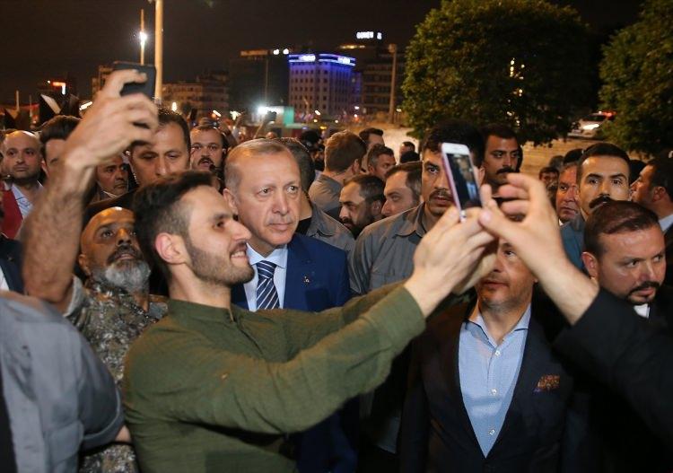 <p> </p>
<p>Burada da incelemelerde bulunarak yetkililerden bilgi alan Erdoğan, vatandaşlar ve turistlerle fotoğraf çektirdi.</p>