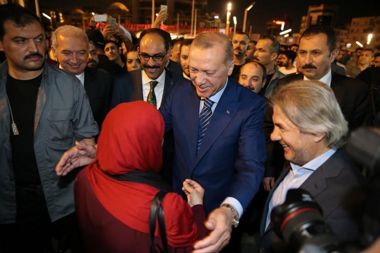 <p>Erdoğan, beraberindekilerle Taksim Meydanı'nda yapımı devam eden cami inşaatını inceledi. Yapım aşamasına ilişkin yetkililerden bilgi alan Erdoğan, daha sonra yürüyerek yıkılan AKM binasının inşaat alanına geldi.</p>

<p> </p>

