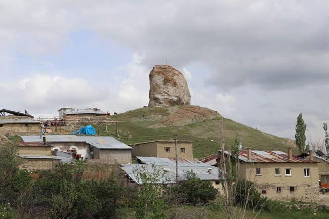 <p>K&ouml;y sakinlerinin kimisi kayanın d&uuml;nyanın yaratıldığı ilk g&uuml;nden bu yana yerinde olduğuna kimileri ise zamanla kayanın zeminden y&uuml;kseldiğine inanıyor.</p>
