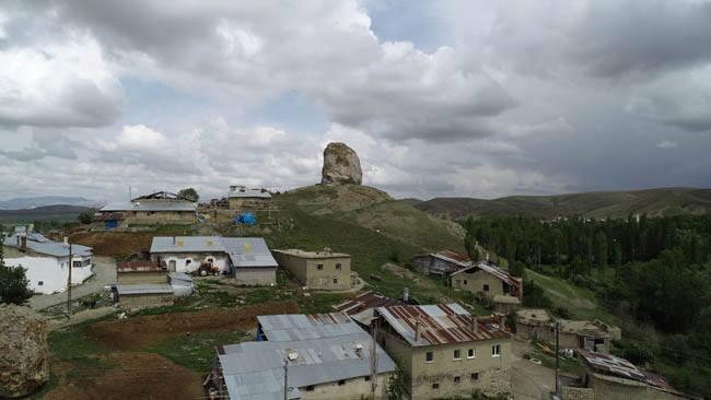 <p>Farklı inanışlar olsa da g&ouml;r&uuml;nt&uuml;s&uuml; itibariyle sanki taşınarak bulunduğu tepeye yerleştirildiği g&ouml;r&uuml;nt&uuml;s&uuml; veren kayanın ne şekilde orada olduğunu bilen kimse yok.</p>
