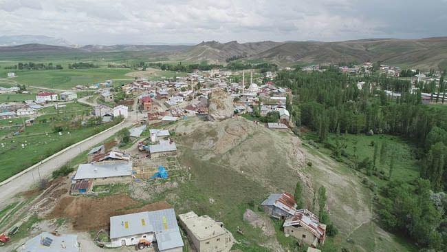 <p><strong>"50 YIL &Ouml;NCE PAR&Ccedil;ALANMIŞ"</strong></p>

<p>K&ouml;y sakinlerinden H&uuml;seyin &Ccedil;i&ccedil;ek, kayanın zeminden &ccedil;ıkarak y&uuml;kseldiğini ve her ge&ccedil;en g&uuml;n y&uuml;kselmeye devam ettiğini belirtip, "Toprak &ccedil;&ouml;kt&uuml;k&ccedil;e kaya y&uuml;kseliyor. Kaya sağlım bir kaya. Kayada oynama yok. Ancak 50 yıl &ouml;nce b&uuml;y&uuml;k bir par&ccedil;ası &ccedil;atlayarak d&uuml;şt&uuml;. Bu kayanın g&ouml;lgesinde yaşamaktan korkmuyoruz" dedi.</p>
