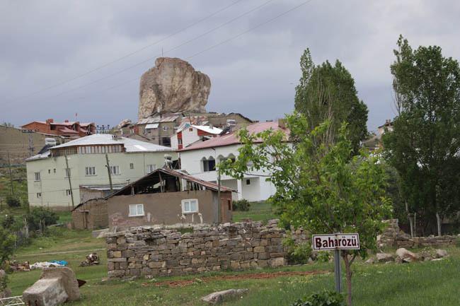 <p>K&ouml;y sakinlerinden Osman &Ouml;z ise yaptığı a&ccedil;ıklamada, k&ouml;ylerini ziyaret eden yabancıların kayayı şaşkınlıkla karşıladığını ifade edip, "K&ouml;y&uuml;m&uuml;z&uuml;n bir g&uuml;zelliği ve değeri. Biz ona alıştık. Kesinlikle tehlikeli değil. Nasıl oluştuğunu bilmiyoruz ama yaratanın bir hikmeti. Başka bir şey de s&ouml;yleyemeyiz" dedi.</p>
