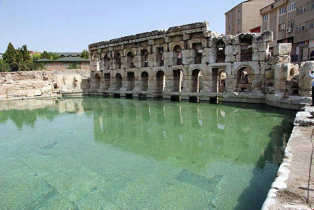 <p>Roma döneminden kalma Basilica Therma Roma Hamamı’nın benzeri, sadece İngiltere’nin Bath şehrinde bulunuyor. 2 bin yıldır akan şifalı suyuyla dikkat çeken hamam ‘Kral Kızı’ adıyla da anılıyor. </p>

<p> </p>
