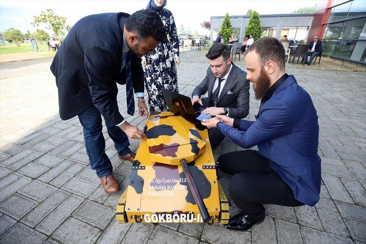 <div>Barutsuz elektromanyetik fırlatıcısı bulunan tanka, obje tanıma sistemi, hedef takibi, eve geri dönme, internet üzerinden takip ve görüntü aktarım özelliklerini de ekleyen öğrenciler, ASELSAN'ın ürettiği ve ses hızının 6 katına ulaşabilen TUFAN'ı örnek aldı.</div>
<div> </div>