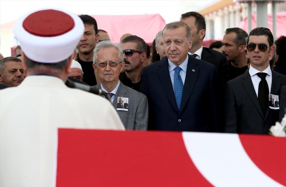 <p>Eyice’nin vasiyetin yerine getirilerek Fatih Camii haziresine defnedileceğini vurgulayan Güven, “Buraya gömülmek istiyordu. Fatih’te olmak istiyordu. Büyükbabamın çocukluğunun geçtiği yerler burası. Suriçi onun için çok kıymetliydi. Biz de son arzusunu yerin getirmenin gururunu yaşıyoruz. Halil İnalcık da burada zaten. İki kıymetli insan diğer kıymetlilerin yanına yerleşiyor. Bu bizim için büyük mutluluk” ifadelerini kullandı.</p>

<p> </p>
