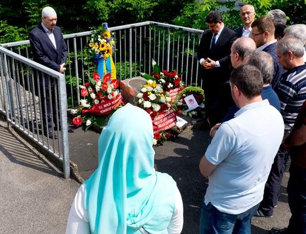 <p>Tören öncesinde ise beş kişinin yan yana gömüldüğü mezarlıkta dualar edildi.</p>