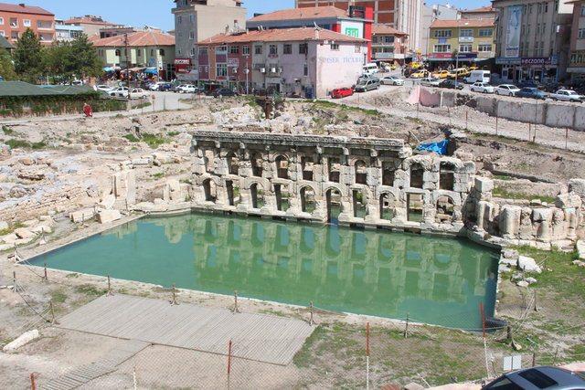 <p>Yozgat’ta 2 bin yıllık geçmişe sahip olan Kral Kızı Hamamı, UNESCO Dünya Mirası Geçici Listesi’ne alındı... 3 yıl önce gün yüzüne çıkartılan Kral Kızı Hamamı, 2 bin yıldır çıkan 48 derece sıcaklıktaki şifalı suyun doldurduğu antik havuzu ve ilginç mimarisiyle ilgi çekiyor.</p>

<p> </p>
