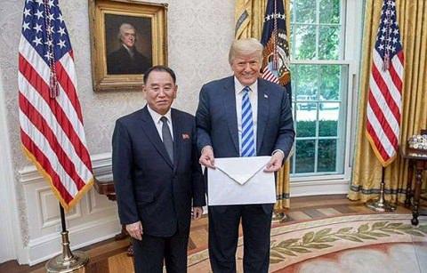<p>Dünyada son bir yılın en çok konuşulan siyasi figürü olan Kim Jong-un, dün ABD Başkanı Trump'a büyük bir mektup gönderdi.</p>