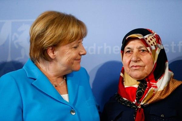 <p>Zaman zaman gözleri dolan Mevlüde Genç'in acısı yüzüne yansıdı.</p>