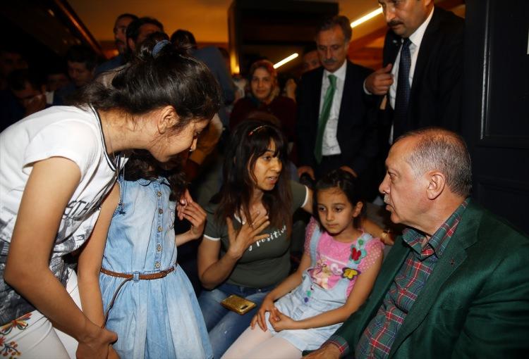 <p>Cumhurbaşkanı Recep Tayyip Erdoğan, Diyarbakır'da katıldığı "Kanaat Önderleri İftar Programı"nın ardından bir kafeyi ziyaret ederek vatandaşlarla sohbet etti.</p>
<p>Vatandaşlar Erdoğan'a yoğun ilgi gösterdi.</p>
<p> </p>