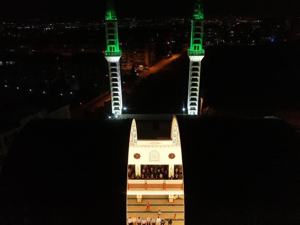 <p>Teravih namazlarında farklı yüzler görüyoruz. Biz de yakınlarımızı burasını görmeye davet ediyoruz. Açık havada ferah ibadet yapıyoruz." dedi.</p>