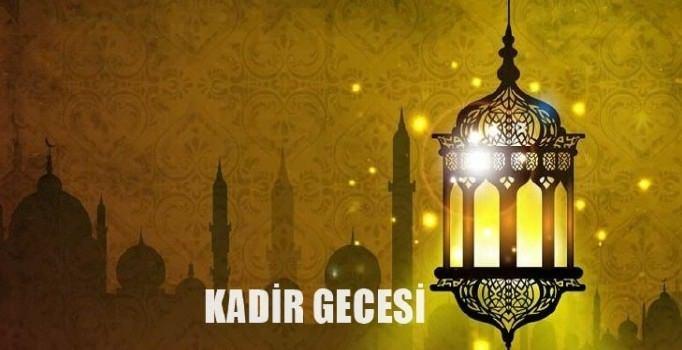 <p>KUR'AN-ı Kerim'in 97. suresi "Kadr Sûresi" adını taşımaktadır. Bu surede rabbimiz Kadir Gecesi'ni bize şöyle tanıtıyor: "Şüphesiz, Kur'an'ı biz Kadir Gecesi'nde indirdik. Kadir Gecesi'nin ne olduğunu sen nerden bilebilirsin? Kadir Gecesi, bin aydan daha hayırlıdır. Melekler ve Ruh o gecede, Rablerinin izniyle her türlü iş için iner de iner. O gece, fecrin doğuşuna kadar bir esenliktir."</p>
<p> </p>