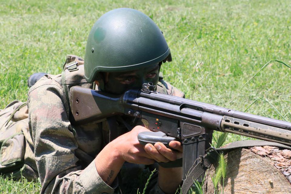 <p>Sahra Sıhhiye Okulu ve Eğitim Merkezi Komutanı Topçu Albay Recep Ali Üstün, AA muhabirine, Türk Silahlı Kuvvetlerinde (TSK) görev yapacak sağlık sınıfı askerleri kendi sınıfının taktiği ve tekniğini uygulamalı seviyede bilecek şekilde yetiştirmeyi hedeflediklerini söyledi.</p>
<p> </p>