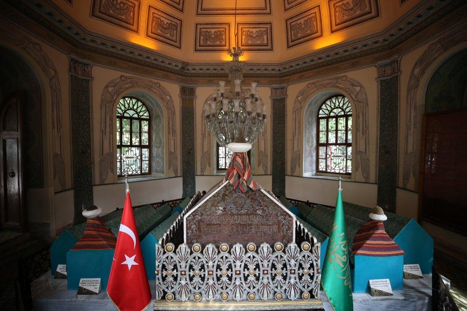<p><strong>"Tarihi başlatan kişilerin türbeleri..."</strong></p>
<p>Kocaeli'den Bursa gezmeye gelen ve Osman Gazi ile Orhan Gazi türbelerini ziyaret eden Uğur Aslanalp, buranın çok tarihi bir yer olduğunu söyledi.</p>
<p> </p>