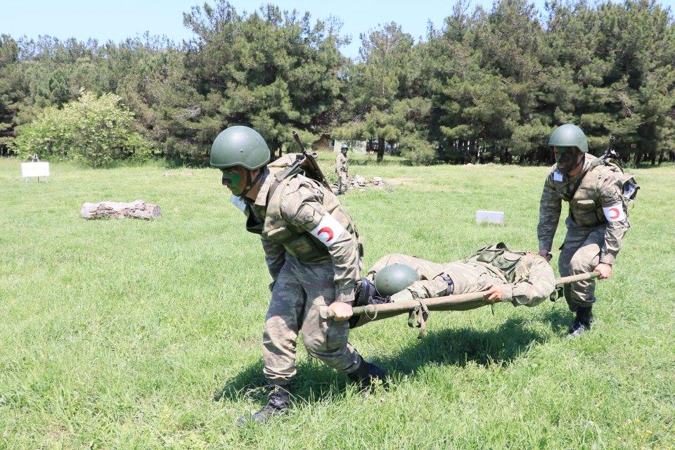 <p>Sahra Sıhhiye Okul Komutanlığı Öğretim Başkanı Diş Tabip Albay Güneş Şahinkesen de muharebe veya operasyonel cankurtaranı adaylarının hiçbir faaliyetin eğitimden daha önemli olamayacağından yola çıkarak eğitildiğini dile getirdi.</p>
<p> </p>
