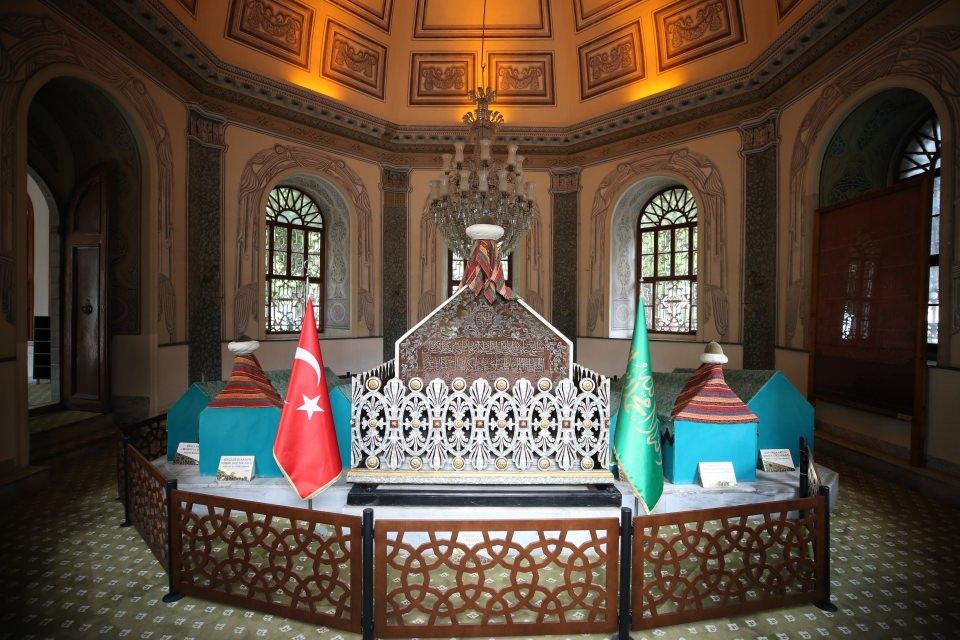 <p><strong>Orhan Gazi Türbesi</strong></p>
<p>1326 yılında Bursa'yı fetheden Osmanlı Sultanı Orhan Gazi'nin (1281-1362) mezarının bulunduğu türbe, 11. yüzyılda bu alanda mevcut olduğu bilinen Saint Elias (Aya Elia) Manastırı'ndaki kilisenin yerine yapıldı.</p>