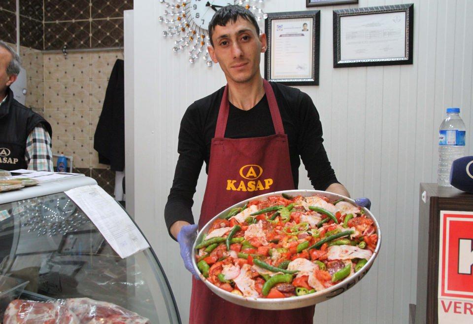 <p><strong>Fırın ağzının ramazanda en çok tercih edilen yemek olduğunu aktaran Bulut, şöyle devam etti:</strong></p>

<p>"Fırın ağzı, kuzu etinden yapılan Kayseri'ye özgü bir yemektir. Ramazan ayında yoğun olarak bu yemeği yaparız. Kuzu etinin iri parçalar halinde doğranarak hazırlanan yemektir. Fırının ağız kısmına yakın yerde yer aldığından 3-4  saat aralığında ağır ağır pişer. </p>
