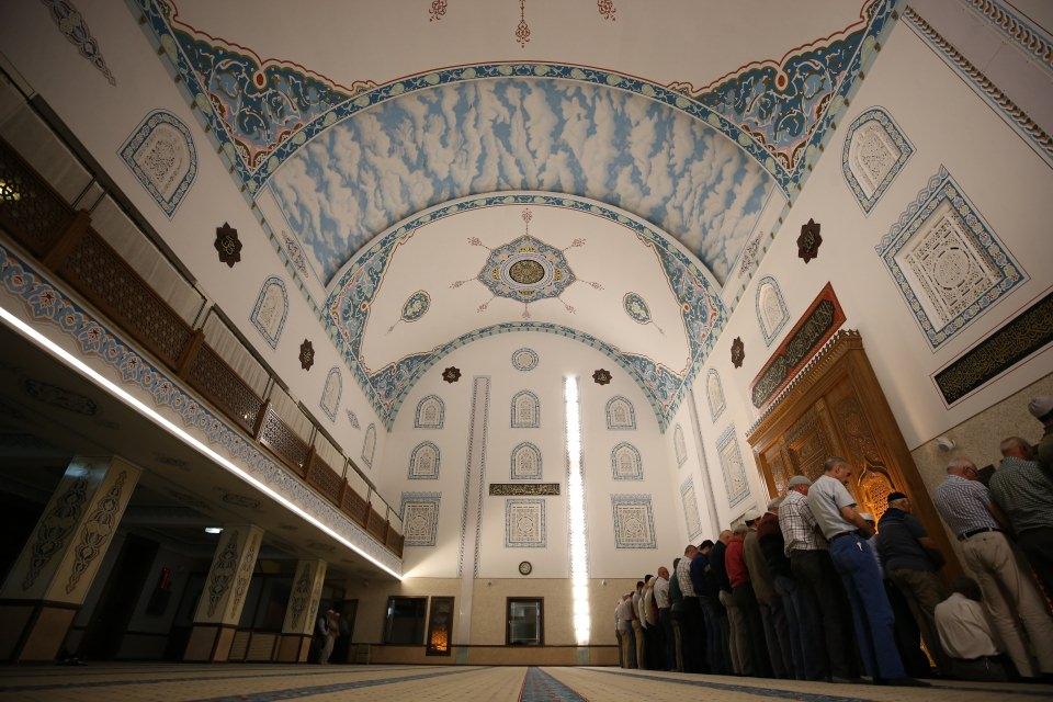 <p>Beşevler Mahallesi'nde bin 250 metrekare alan üzerine mini bir külliye şeklinde inşa edilen, içinde konferans salonu ve sportif alanları bulunan 900 kişilik camiyi görmek ve ibadet etmek için Bursa'nın yanı sıra farklı kentlerden gelenler de oluyor.</p>

<p> </p>
